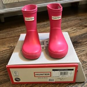 Hunter Kids First Classic Rain boot. Bright pink, size UK5/US7 girls.